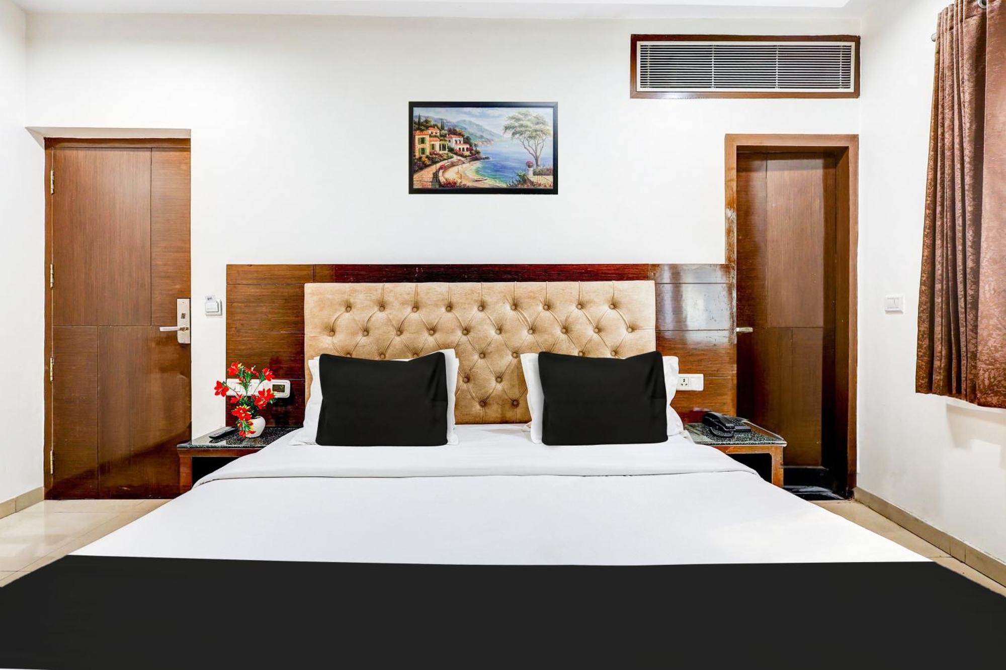 Super Townhouse Arakashan Road Paharganj Formerly Mohan International Ню Делхи Екстериор снимка